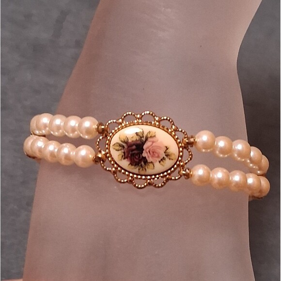 Vintage Faux Pearl Bracelet with Floral Plaque - Picture 2 of 4